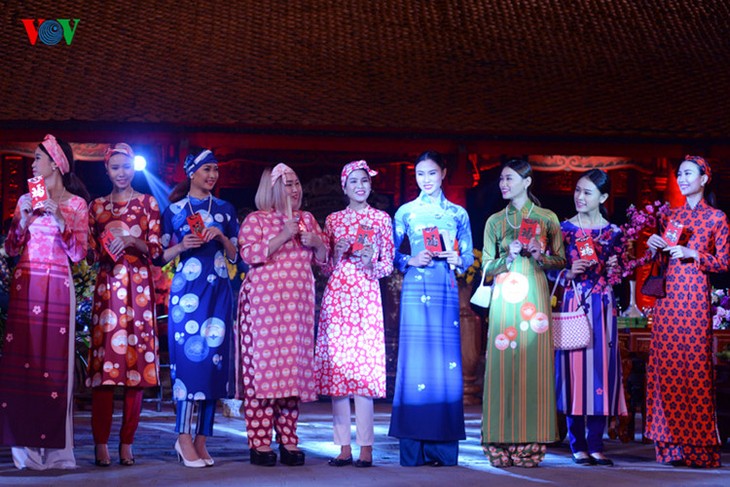 Soirée des ao dai au Temple de la Littérature - ảnh 2